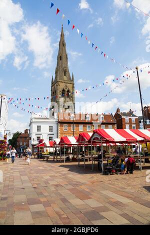 Königlicher Marktplatz, mit der Pfarrkirche St. Maria Magdalena. Newark on Trent, Nottinghamshire, England. Stockfoto