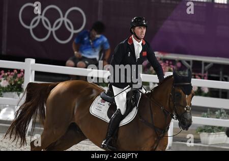 Tokio, Japan. August 2021. Der britische Ben Maher, bei Explosion W, beendet seine Sprünge-Runde und gewinnt die Goldmedaille beim Einzelspringen im Reitsport bei den Olympischen Spielen 2020 in Tokio am Mittwoch, den 4. August 2021. Foto von Mike Theiler/UPI Credit: UPI/Alamy Live News Stockfoto