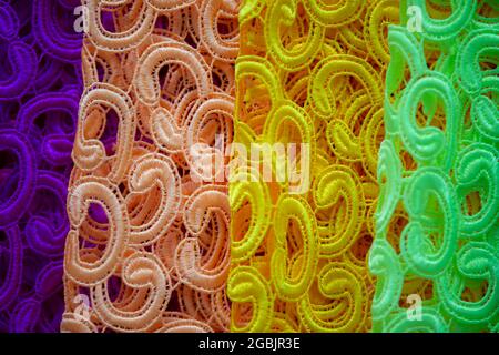 Guipure mehrfarbige Stoffe der gleichen Textur. Textilproduktion. Stockfoto