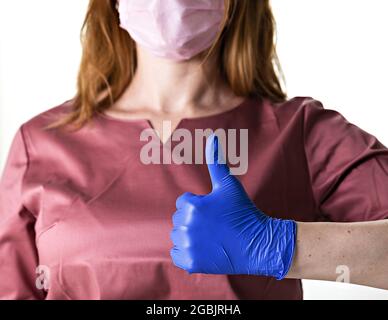 Ärztin gibt Daumen nach oben. Medizinisches positives Konzept Stockfoto