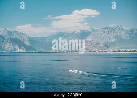 Blick auf die Türkei von Antalya und das Mittelmeer. Panorama von Antalya im Sommer sonniges Wetter. Türkische Resorts, Sehenswürdigkeiten und Reisen. Hochwertige Fotos Stockfoto