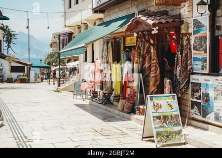 Antalya, Türkei - 2. August 2021: Straßen der Altstadt von Kaleici. Straßencafés und Geschäfte für Touristen. Sehenswürdigkeiten, Erholung und Reisen in Antalya. Hochwertige Fotos Stockfoto