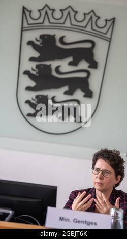 Ulm, Deutschland. August 2021. Marion Gentges (CDU), baden-württembergische Justizministerin, spricht auf einer Pressekonferenz vor dem Landgericht. Bayern und Baden-Württemberg wollen gemeinsam die Digitalisierung der Justiz vorantreiben. Quelle: Stefan Puchner/dpa/Alamy Live News Stockfoto