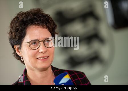 Ulm, Deutschland. August 2021. Marion Gentges (CDU), baden-württembergische Justizministerin, gibt nach einer Pressekonferenz vor dem Landgericht ein Interview. Bayern und Baden-Württemberg wollen gemeinsam die Digitalisierung der Justiz vorantreiben. Quelle: Stefan Puchner/dpa/Alamy Live News Stockfoto