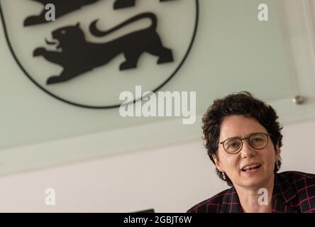 Ulm, Deutschland. August 2021. Marion Gentges (CDU), baden-württembergische Justizministerin, spricht auf einer Pressekonferenz vor dem Landgericht. Bayern und Baden-Württemberg wollen gemeinsam die Digitalisierung der Justiz vorantreiben. Quelle: Stefan Puchner/dpa/Alamy Live News Stockfoto