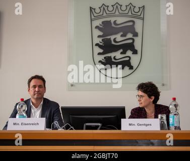 Ulm, Deutschland. August 2021. Bei einer Pressekonferenz vor dem Landgericht sitzen die baden-württembergische Justizministerin Marion Gentges (r, CDU) und der bayerische Justizminister Georg Eisenreich (CSU) vor dem Staatswappen. Die beiden Staaten wollen gemeinsam die Digitalisierung der Justiz vorantreiben. Quelle: Stefan Puchner/dpa/Alamy Live News Stockfoto