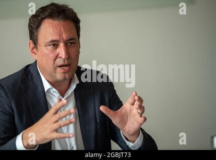 Ulm, Deutschland. August 2021. Der bayerische Justizminister Georg Eisenreich (CSU) spricht auf einer Pressekonferenz vor dem Landgericht. Bayern und Baden-Württemberg wollen gemeinsam die Digitalisierung der Justiz vorantreiben. Quelle: Stefan Puchner/dpa/Alamy Live News Stockfoto