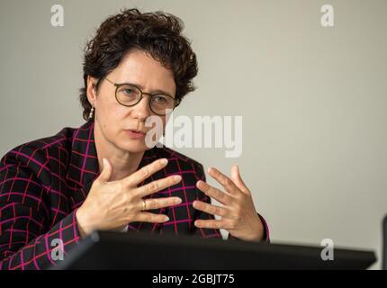 Ulm, Deutschland. August 2021. Marion Gentges (CDU), baden-württembergische Justizministerin, spricht auf einer Pressekonferenz vor dem Landgericht. Bayern und Baden-Württemberg wollen gemeinsam die Digitalisierung der Justiz vorantreiben. Quelle: Stefan Puchner/dpa/Alamy Live News Stockfoto