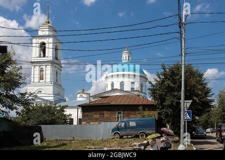 Serpukhov, Russland - 18. Juni 2021: Nikolsky Cathedral (Nikola Belyi oder White Nikola) Trendy Hipster Restaurant Kitchen Market Stockfoto