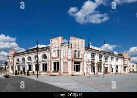 Serpuchow, Russland - 18. Juni 2021: In der Mitte des Leninplatzes befindet sich das Gostiny Dvor, vier Quadrate in den Ecken, einer davon hat einen Brunnen. Stockfoto