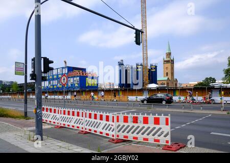 DEU, Deutschland, Berlin, 23.07.2021: Baustelle des Erweiterungsbaus der Neuen Nationalgalerie an der Potsdamer Straße im Berliner Kulturforum im Tie Stockfoto