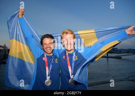 Team Schweden - Anton Dahlberg und Fredrik Bergström (Silbermedaille), 4. August 2021 - Segeln : zwei-Personen-Beiboot für Männer - 470 - Medaillenübergabe während der Olympischen Spiele 2020 in Tokio im Enoshima Yacht Harbour in Kanagawa, Japan. Olympische Spiele 2020 in Tokio – Segeln, Enoshima, Japan – 04. August 2021 (c) Henrik Montgomery / TT / kod 10060 Stockfoto