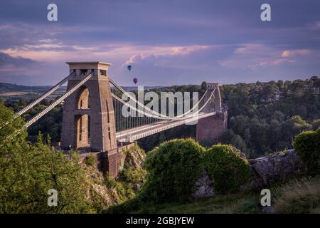 Editorial Bristol, Großbritannien - 1. August 2021: Heißluftballons über der Clifton Suspension Bridge und der Avon Gorge in Bristol, Großbritannien Stockfoto