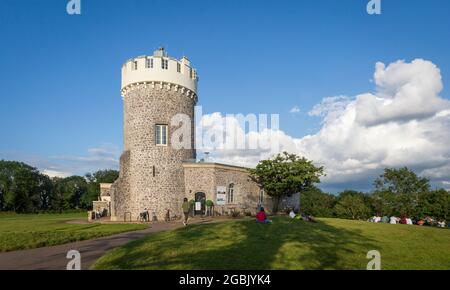 Editorial Bristol, Großbritannien - 1. August 2021: Clifton Observatory, eine ehemalige Mühle, die heute als Observatorium genutzt wird, befindet sich auf Clifton Down, in der Nähe des Clifto Stockfoto