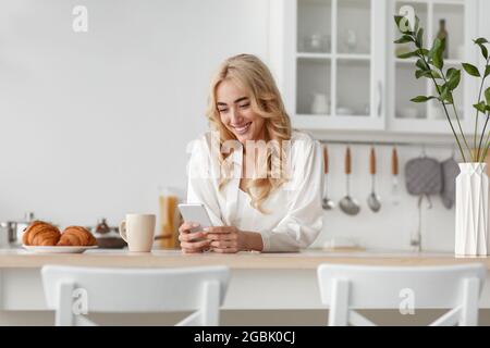 Frühstück zu Hause, Guten Morgen, neue App, Online-Angebot und Werbung, Social Media und moderne Technik Stockfoto