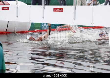 Ziel, CUNHA Ana Marcela (BRA) Goldmedaille, LEE Kareena (AUS) Bronzemedaille, van ROUWENDAAL Sharon (NED) Silbermedaille während der Olympischen Spiele Tokio 2020, Marathon-Schwimmen-Finale der Frauen über 10 km am 4. August 2021 im Odaiba Marine Park in Tokio, Japan - Foto Takamitsu Mifune / Foto Kishimoto / DPPI Stockfoto