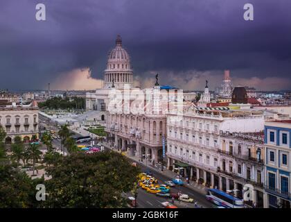 Gewitter und Regenwolken über Paseo de Marti, El Capitolio und Alt-Havanna, Kuba Stockfoto