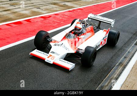 Warren Briggs fährt mit seinem McLaren M29 die International Pit Lane entlang, am Ende der Murray Walker Memorial Trophy für Masters Historic F1 Cars. Stockfoto