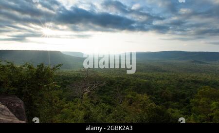 Landschaft der Bergkette und des grünen tropischen Waldes bei Sonnenaufgang. Blick von einem Berggipfel aus. Nationalpark in der Nähe der Grenze zu Thailand und Kambodscha. Stockfoto