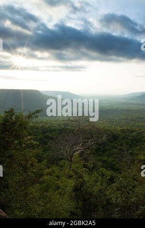 Landschaft der Bergkette und des grünen tropischen Waldes bei Sonnenaufgang. Blick von einem Berggipfel aus. Nationalpark in der Nähe der Grenze zu Thailand und Kambodscha. Stockfoto