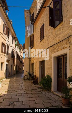 Eine ruhige Seitenstraße in der historischen mittelalterlichen Küstenstadt Porec in Istrien, Kroatien Stockfoto