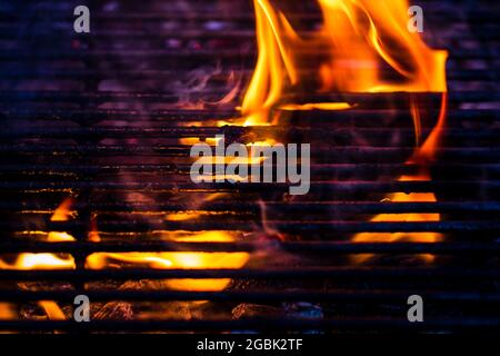 Leere heiße Holzkohle Grill mit heller Flamme Stockfoto