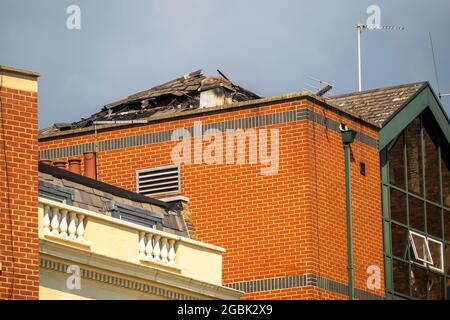 London, Großbritannien. August 2021. Die Londoner Feuerwehr 8 Feuerwehrfahrzeuge nehmen am Feuer im Goat Pub auf dem Battersea Rise, Wandsworth SW11 1BP Teil. Kredit: JOHNNY ARMSTEAD/Alamy Live Nachrichten Stockfoto