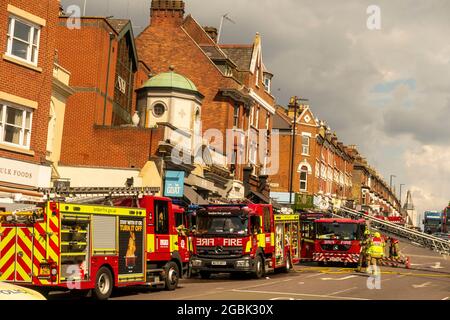 London, Großbritannien. August 2021. Die Londoner Feuerwehr 8 Feuerwehrfahrzeuge nehmen am Feuer im Goat Pub auf dem Battersea Rise, Wandsworth SW11 1BP Teil. Kredit: JOHNNY ARMSTEAD/Alamy Live Nachrichten Stockfoto