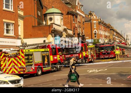 London, Großbritannien. August 2021. Die Londoner Feuerwehr 8 Feuerwehrfahrzeuge nehmen am Feuer im Goat Pub auf dem Battersea Rise, Wandsworth SW11 1BP Teil. Kredit: JOHNNY ARMSTEAD/Alamy Live Nachrichten Stockfoto
