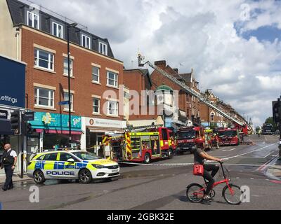 London, Großbritannien. August 2021. Die Londoner Feuerwehr 8 Feuerwehrfahrzeuge nehmen am Feuer im Goat Pub auf dem Battersea Rise, Wandsworth SW11 1BP Teil. Kredit: JOHNNY ARMSTEAD/Alamy Live Nachrichten Stockfoto