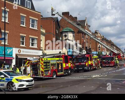 London, Großbritannien. August 2021. Die Londoner Feuerwehr 8 Feuerwehrfahrzeuge nehmen am Feuer im Goat Pub auf dem Battersea Rise, Wandsworth SW11 1BP Teil. Kredit: JOHNNY ARMSTEAD/Alamy Live Nachrichten Stockfoto