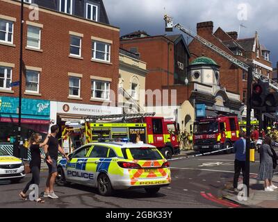 London, Großbritannien. August 2021. Die Londoner Feuerwehr 8 Feuerwehrfahrzeuge nehmen am Feuer im Goat Pub auf dem Battersea Rise, Wandsworth SW11 1BP Teil. Kredit: JOHNNY ARMSTEAD/Alamy Live Nachrichten Stockfoto