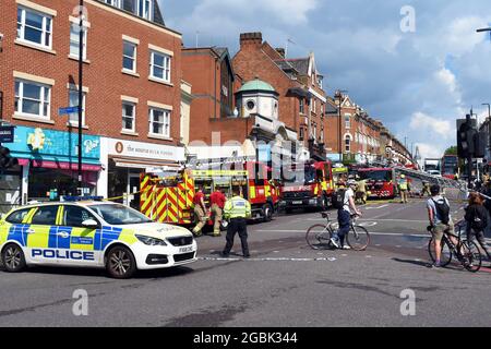 London, Großbritannien. August 2021. Die Londoner Feuerwehr 8 Feuerwehrfahrzeuge nehmen am Feuer im Goat Pub auf dem Battersea Rise, Wandsworth SW11 1BP Teil. Kredit: JOHNNY ARMSTEAD/Alamy Live Nachrichten Stockfoto