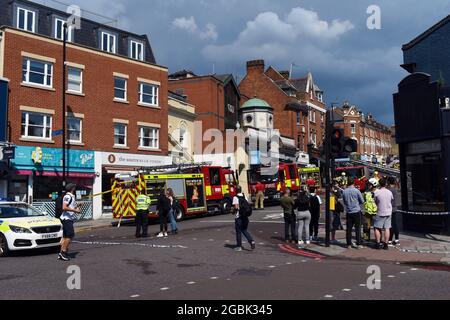London, Großbritannien. August 2021. Die Londoner Feuerwehr 8 Feuerwehrfahrzeuge nehmen am Feuer im Goat Pub auf dem Battersea Rise, Wandsworth SW11 1BP Teil. Kredit: JOHNNY ARMSTEAD/Alamy Live Nachrichten Stockfoto