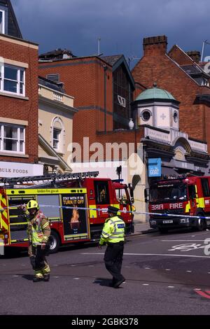 London, Großbritannien. August 2021. Die Londoner Feuerwehr 8 Feuerwehrfahrzeuge nehmen am Feuer im Goat Pub auf dem Battersea Rise, Wandsworth SW11 1BP Teil. Kredit: JOHNNY ARMSTEAD/Alamy Live Nachrichten Stockfoto