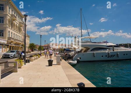Porec, Kroatien - 10. Juli 2021. Eine Küstenstraße im Hafengebiet der historischen mittelalterlichen Küstenstadt Porec in Istrien, Kroatien Stockfoto