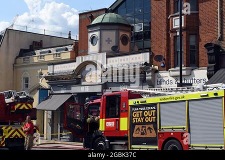 London, Großbritannien. August 2021. Die Londoner Feuerwehr 8 Feuerwehrfahrzeuge nehmen am Feuer im Goat Pub auf dem Battersea Rise, Wandsworth SW11 1BP Teil. Kredit: JOHNNY ARMSTEAD/Alamy Live Nachrichten Stockfoto