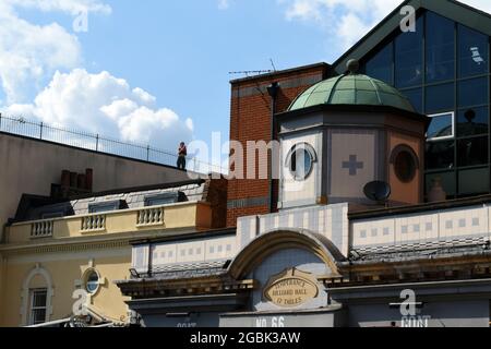 London, Großbritannien. August 2021. Die Londoner Feuerwehr 8 Feuerwehrfahrzeuge nehmen am Feuer im Goat Pub auf dem Battersea Rise, Wandsworth SW11 1BP Teil. Kredit: JOHNNY ARMSTEAD/Alamy Live Nachrichten Stockfoto