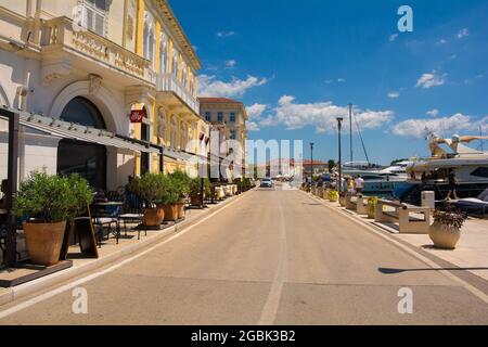 Porec, Kroatien - 10. Juli 2021. Eine Küstenstraße im Hafengebiet der historischen mittelalterlichen Küstenstadt Porec in Istrien, Kroatien Stockfoto