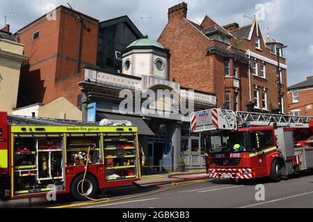 London, Großbritannien. August 2021. Die Londoner Feuerwehr 8 Feuerwehrfahrzeuge nehmen am Feuer im Goat Pub auf dem Battersea Rise, Wandsworth SW11 1BP Teil. Kredit: JOHNNY ARMSTEAD/Alamy Live Nachrichten Stockfoto