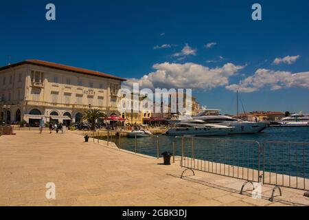 Porec, Kroatien - 10. Juli 2021. Eine Küstenstraße im Hafengebiet der historischen mittelalterlichen Küstenstadt Porec in Istrien, Kroatien Stockfoto