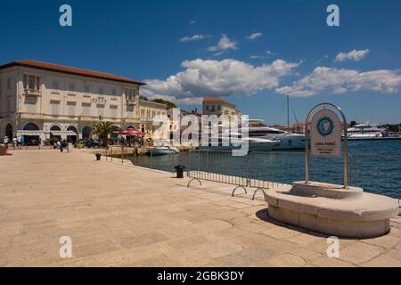 Porec, Kroatien - 10. Juli 2021. Eine Küstenstraße im Hafengebiet der historischen mittelalterlichen Küstenstadt Porec in Istrien, Kroatien Stockfoto