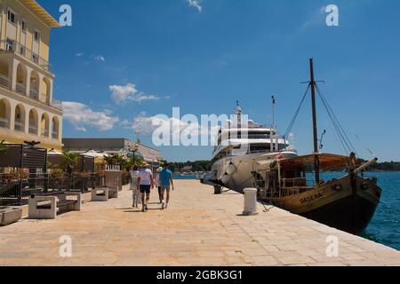 Porec, Kroatien - 10. Juli 2021. Eine Küstenstraße im Hafengebiet der historischen mittelalterlichen Küstenstadt Porec in Istrien, Kroatien Stockfoto