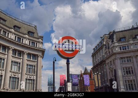 London, Großbritannien. August 2021. Schild der Londoner U-Bahn an der Haltestelle Oxford Circus. Die in dieser Woche geplanten Streiks über die Londoner U-Bahn wurden in letzter Minute ausgesetzt, damit die Gespräche über den Gehaltskonflikt für Nachtrohrfahrer fortgesetzt werden können. (Kredit: Vuk Valcic / Alamy Live News) Stockfoto