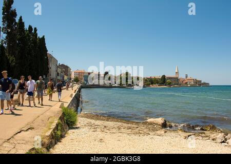 Porec, Kroatien - 10. Juli 2021. Eine Küstenstraße im Hafengebiet der historischen mittelalterlichen Küstenstadt Porec in Istrien, Kroatien Stockfoto