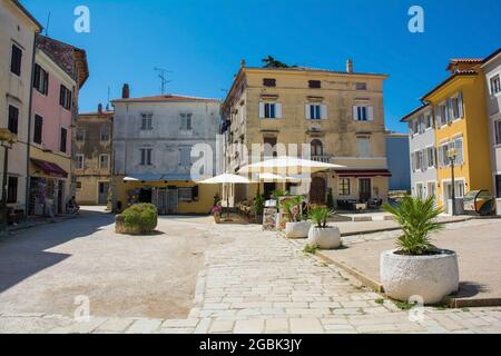 Porec, Kroatien - 10. Juli 2021. Eine Fußgängerzone im Zentrum der historischen mittelalterlichen Küstenstadt Porec in Istrien, Kroatien Stockfoto