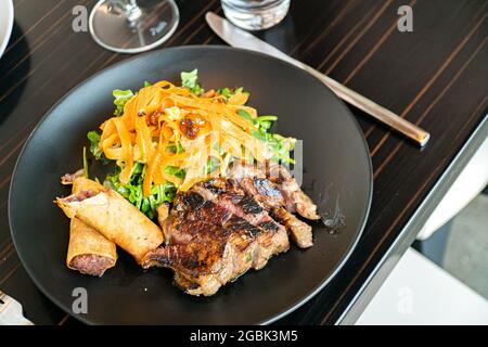 Gegrillter New Yorker Steaksalat Stockfoto