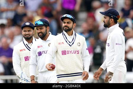 Die indische Virat Kohli feiert, nachdem der englische Stuart Broad am ersten Tag des Cinch First Test Matches in Trent Bridge, Nottingham, aus dem Spiel aussteigt. Bilddatum: Mittwoch, 4. August 2021. Stockfoto