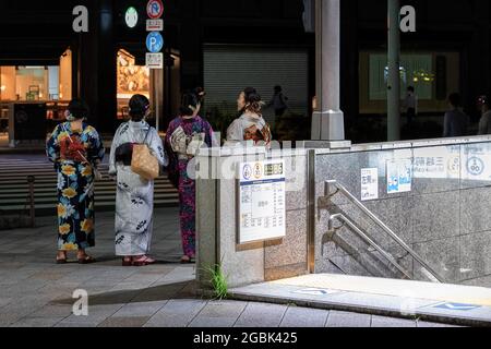 Tokio, Japan. Juli 2021. Japanische Damen im Sommer Yukata in Nihombashi Bezirk gekleidet gesehen. Kredit: SOPA Images Limited/Alamy Live Nachrichten Stockfoto