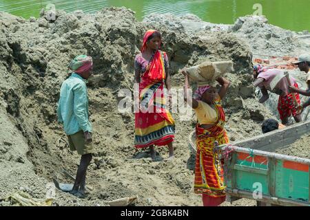 Howrah, Westbengalen, Indien - 7. Mai 2017 : Indische fleißige Arbeiterinnen, die auf der Baustelle des Bauwerks Boden graben und ausgraben. Indien hat es Stockfoto